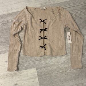 Atelier by Kirious NWT Beige Ribbed Sweater with Black Bow Accents Size Medium